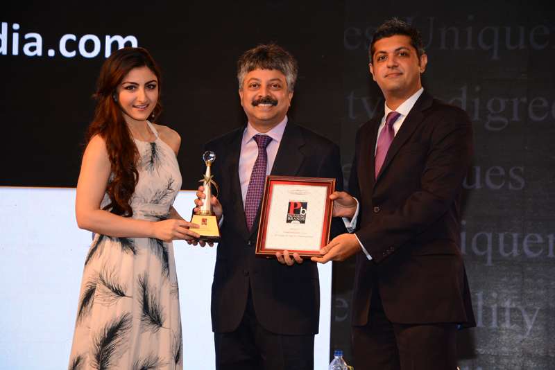 Srikanth Meenakshi (centre), co-founder and COO, FundsIndia.com, receives ‘The ET Promising Brand Award’ in financial services from Soha Ali Khan, actress, and Deepak Lamba, President, TCL – BCCL.