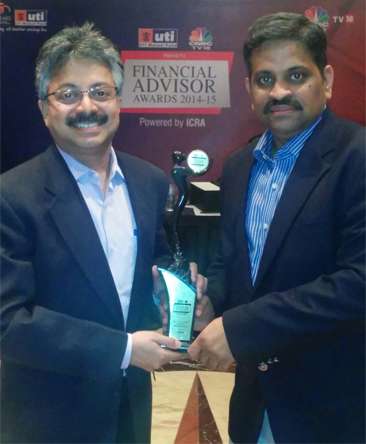 Srikanth Meenakshi, COO, and C.R. Chandrasekar, CEO, FundsIndia.com, with the 'National Online Advisory Service Award 2015'.