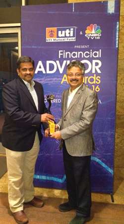 C.R. Chandrasekar, CEO, and Srikanth Meenakshi, COO, of FundsIndia with the award.